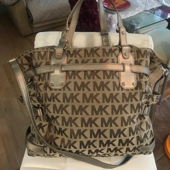 Authentic Micheal Kors Large Carry All Tote - Picture 5 of 13